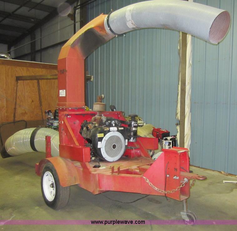 image for item D2022 2003 Giant Vac TM650OHW leaf loader