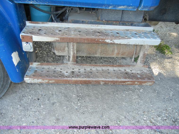 image for item D4247 1998 Freightliner F170 refuse truck