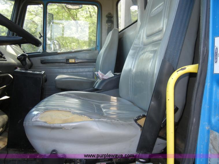 image for item D4247 1998 Freightliner F170 refuse truck