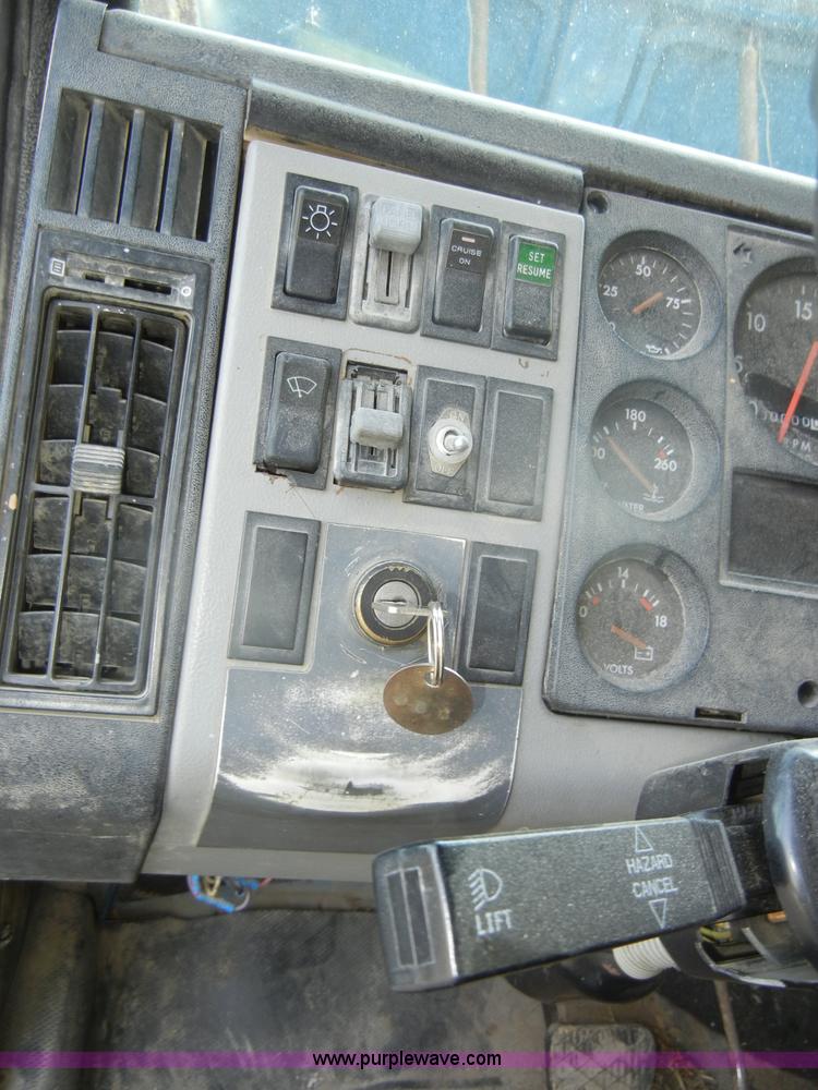 image for item D4247 1998 Freightliner F170 refuse truck