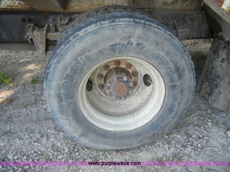 image for item D4247 1998 Freightliner F170 refuse truck