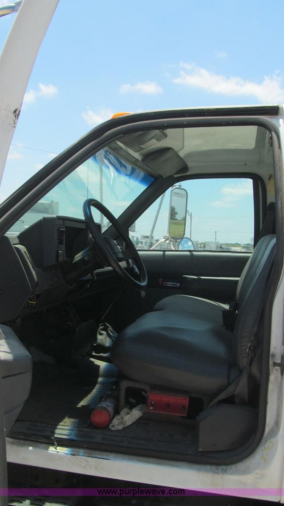 image for item F3005 1999 GMC C6500 refrigerated box truck