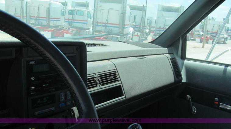 image for item F3005 1999 GMC C6500 refrigerated box truck