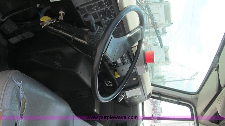 image for item F3006 1999 International 4700LP refrigerated box truck