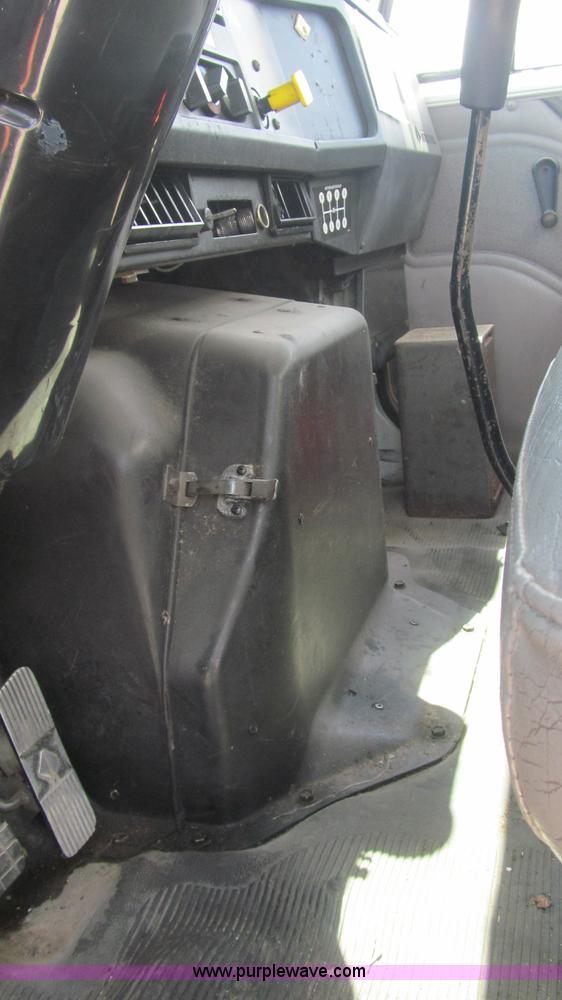 image for item F3006 1999 International 4700LP refrigerated box truck