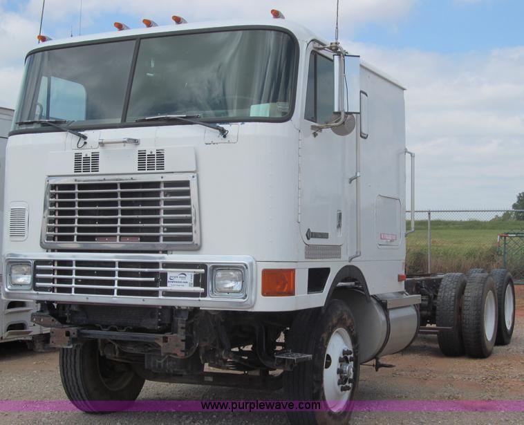 image for item F3007 1993 International 9700 semi truck