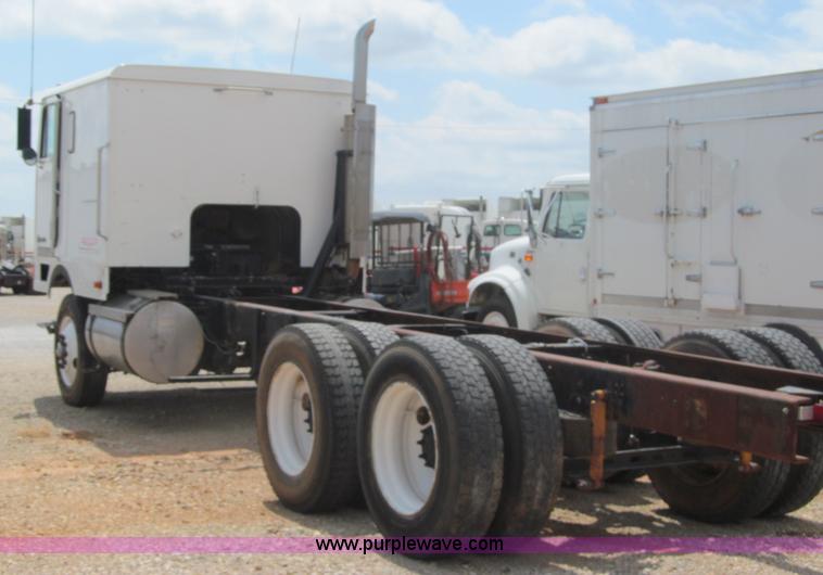 image for item F3007 1993 International 9700 semi truck