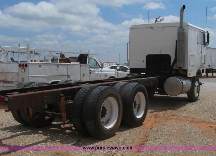 image for item F3007 1993 International 9700 semi truck