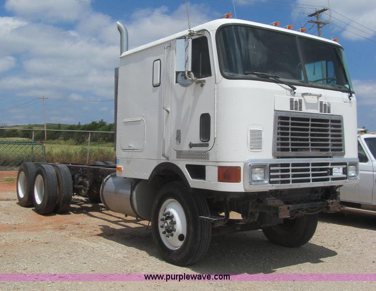 image for item F3007 1993 International 9700 semi truck