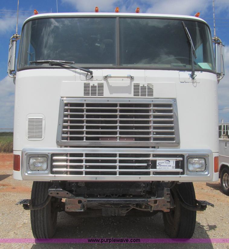 image for item F3007 1993 International 9700 semi truck