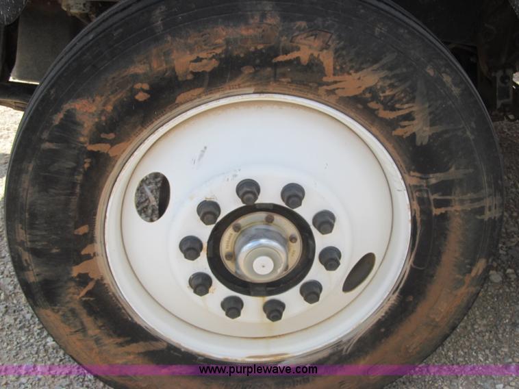 image for item F3007 1993 International 9700 semi truck