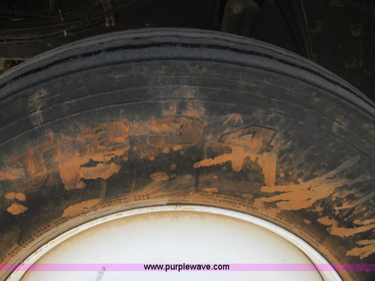 image for item F3007 1993 International 9700 semi truck