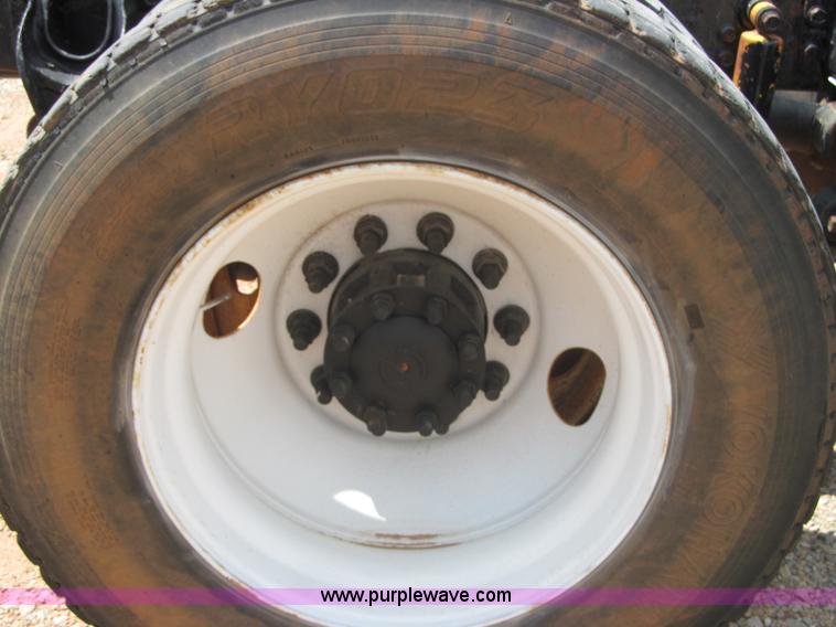 image for item F3007 1993 International 9700 semi truck