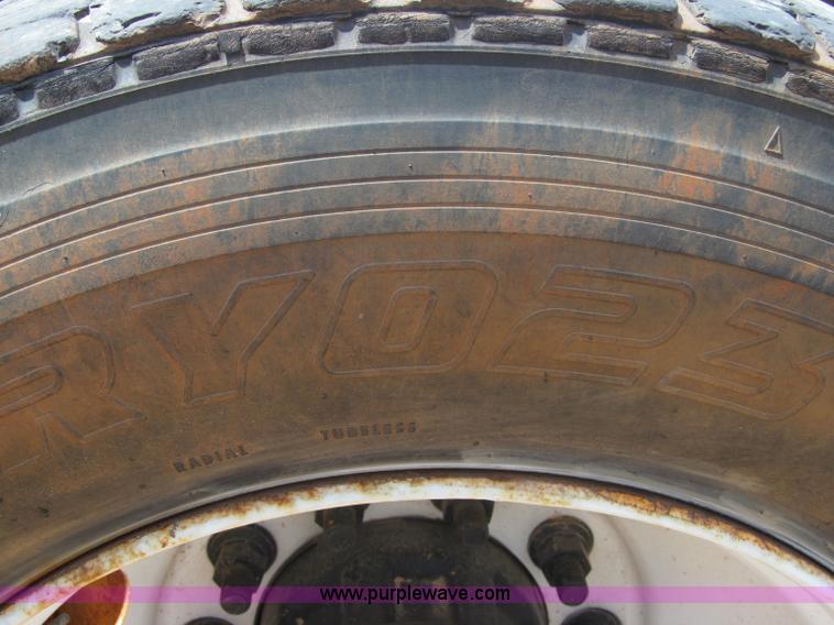 image for item F3007 1993 International 9700 semi truck