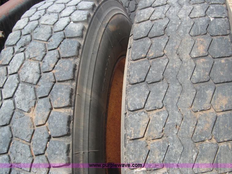 image for item F3007 1993 International 9700 semi truck