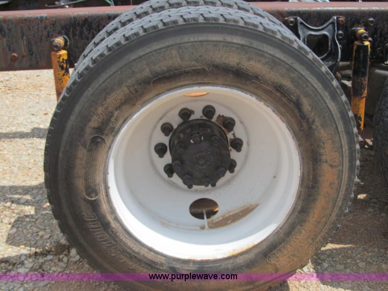 image for item F3007 1993 International 9700 semi truck