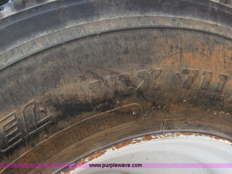 image for item F3007 1993 International 9700 semi truck