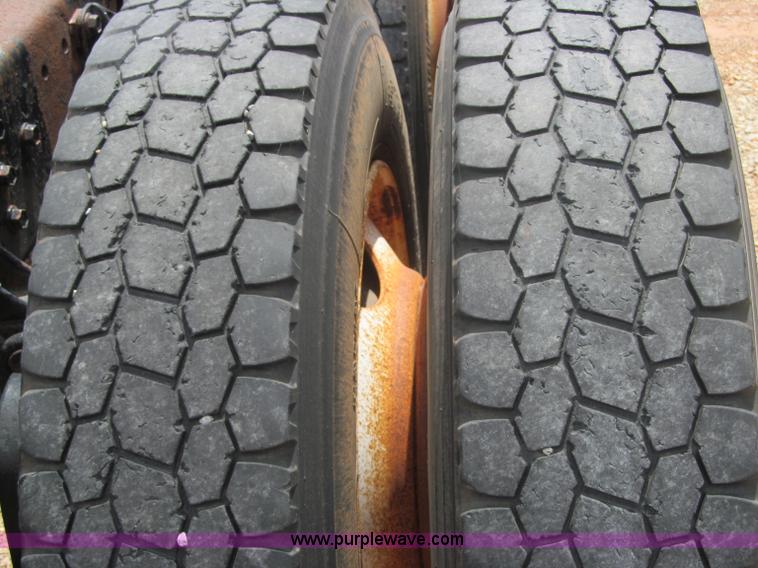 image for item F3007 1993 International 9700 semi truck