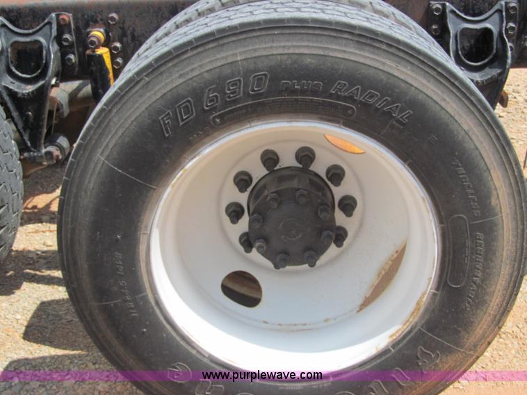 image for item F3007 1993 International 9700 semi truck