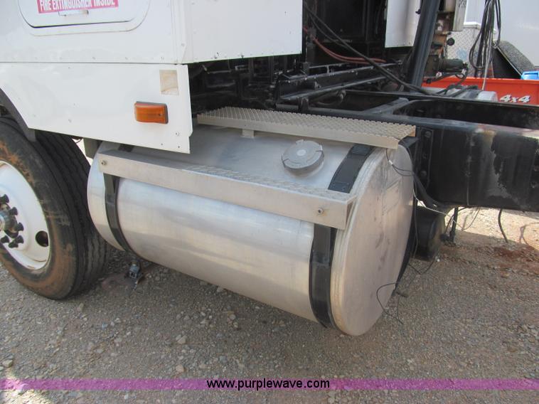 image for item F3007 1993 International 9700 semi truck