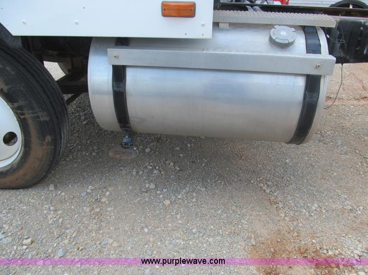 image for item F3007 1993 International 9700 semi truck