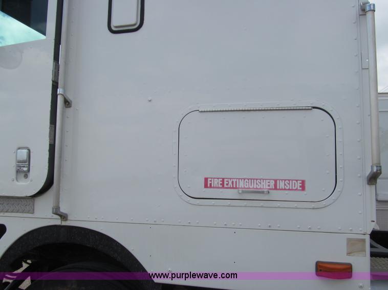 image for item F3007 1993 International 9700 semi truck