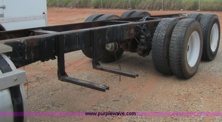 image for item F3007 1993 International 9700 semi truck