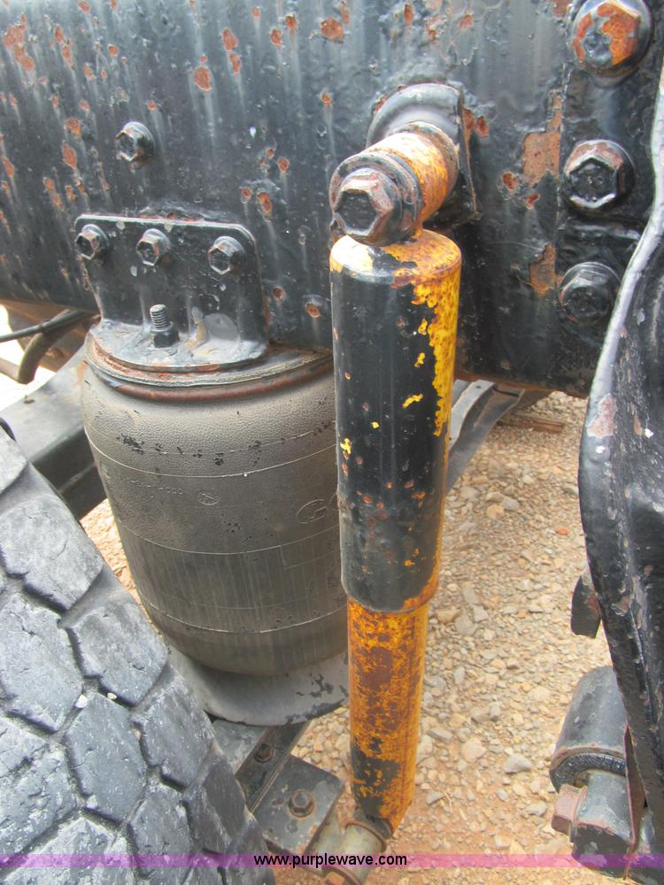 image for item F3007 1993 International 9700 semi truck