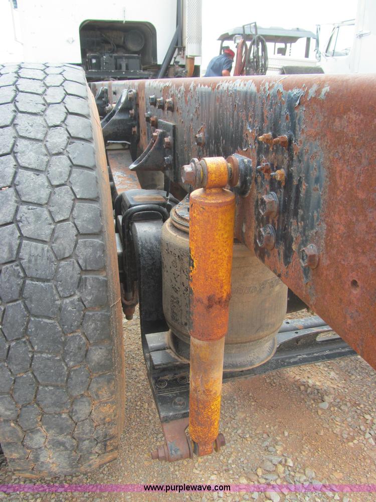 image for item F3007 1993 International 9700 semi truck