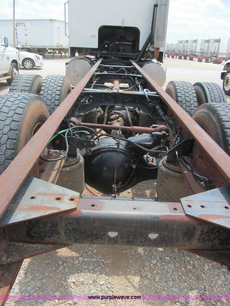 image for item F3007 1993 International 9700 semi truck