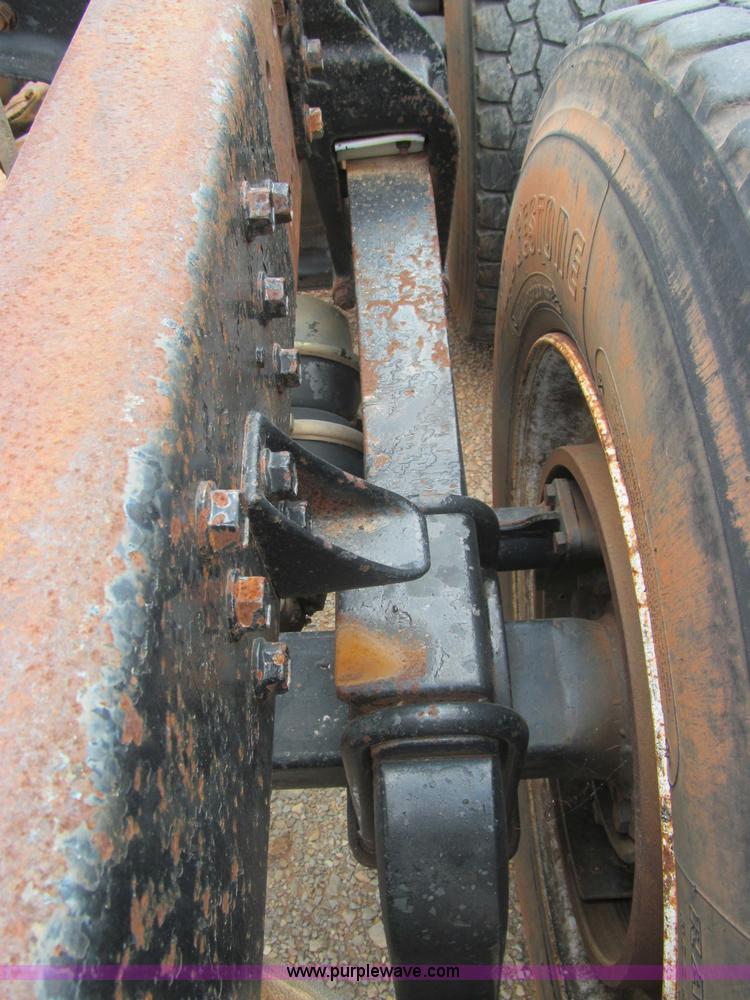 image for item F3007 1993 International 9700 semi truck