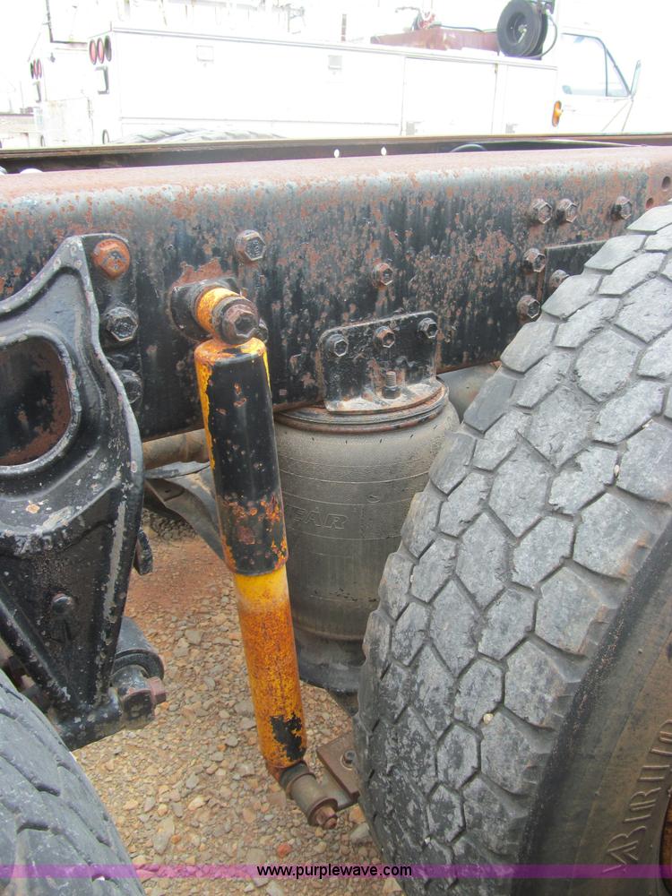 image for item F3007 1993 International 9700 semi truck