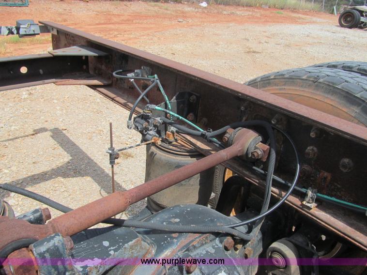 image for item F3007 1993 International 9700 semi truck