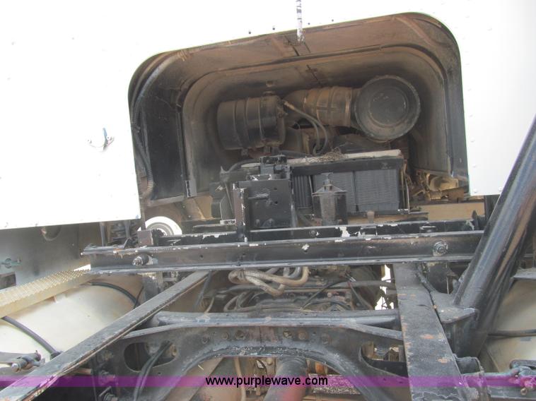 image for item F3007 1993 International 9700 semi truck