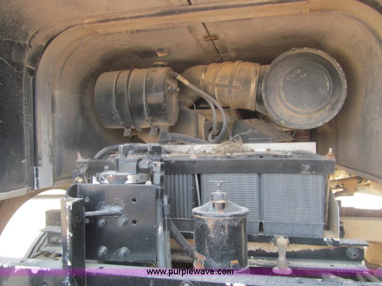 image for item F3007 1993 International 9700 semi truck