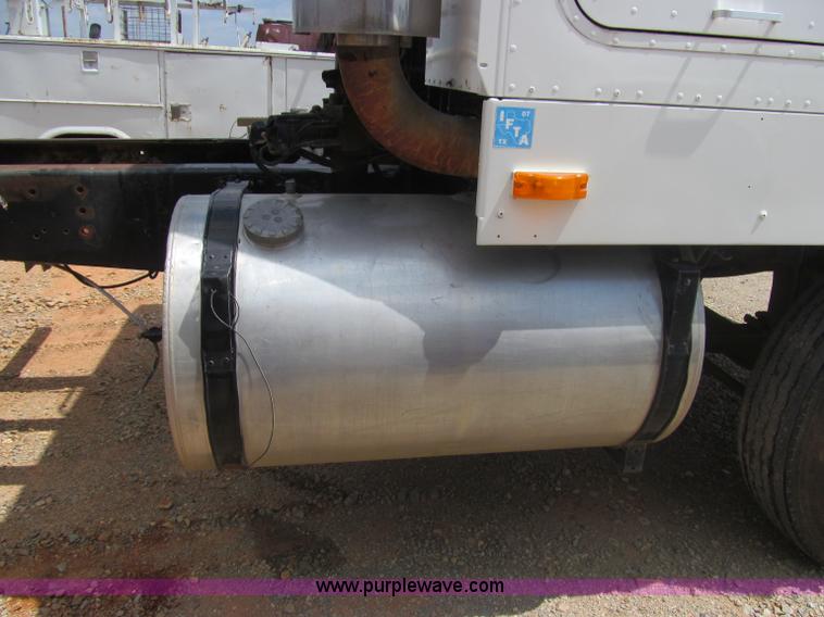 image for item F3007 1993 International 9700 semi truck