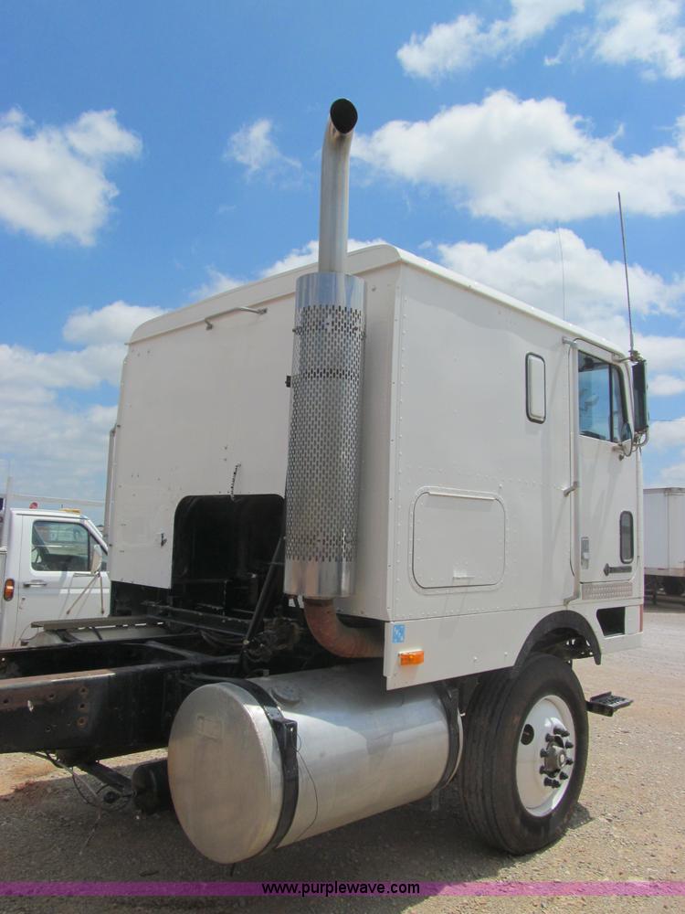 image for item F3007 1993 International 9700 semi truck