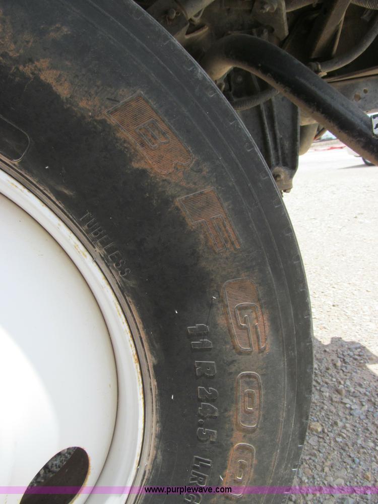 image for item F3007 1993 International 9700 semi truck