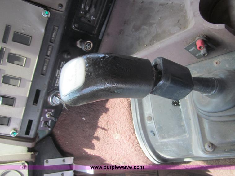 image for item F3007 1993 International 9700 semi truck