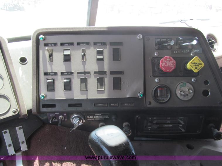 image for item F3007 1993 International 9700 semi truck