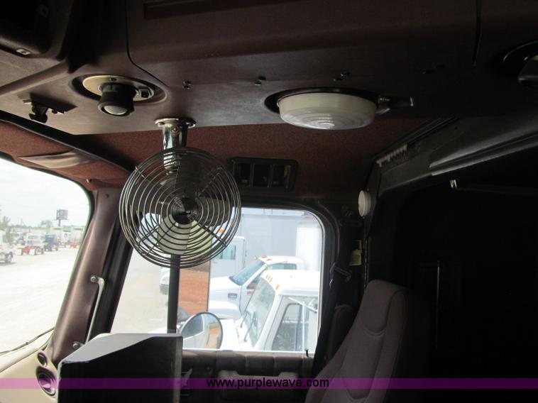 image for item F3007 1993 International 9700 semi truck