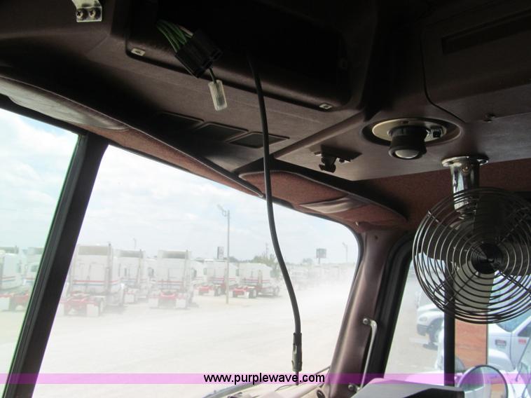 image for item F3007 1993 International 9700 semi truck