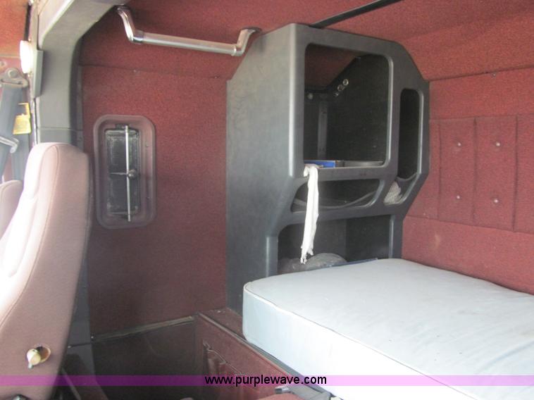 image for item F3007 1993 International 9700 semi truck