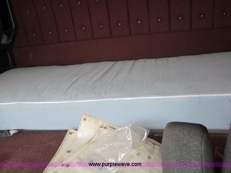 image for item F3007 1993 International 9700 semi truck