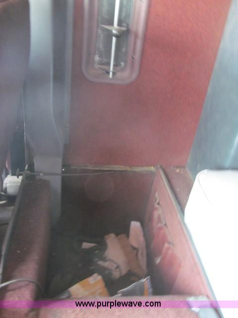 image for item F3007 1993 International 9700 semi truck