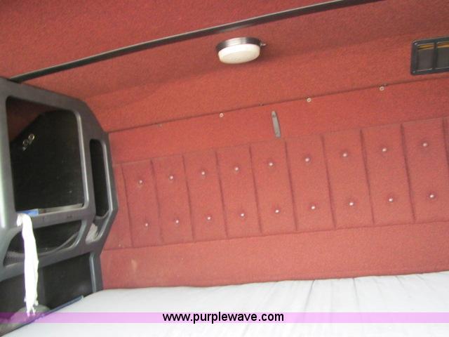 image for item F3007 1993 International 9700 semi truck