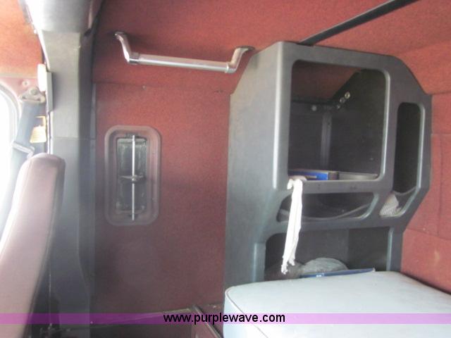 image for item F3007 1993 International 9700 semi truck