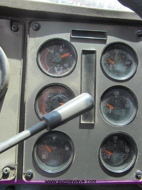 image for item F3007 1993 International 9700 semi truck