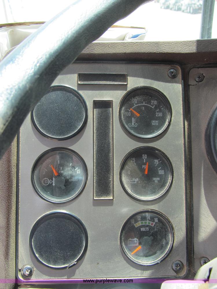 image for item F3007 1993 International 9700 semi truck