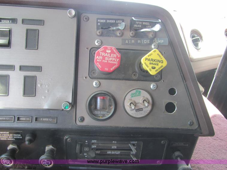 image for item F3007 1993 International 9700 semi truck